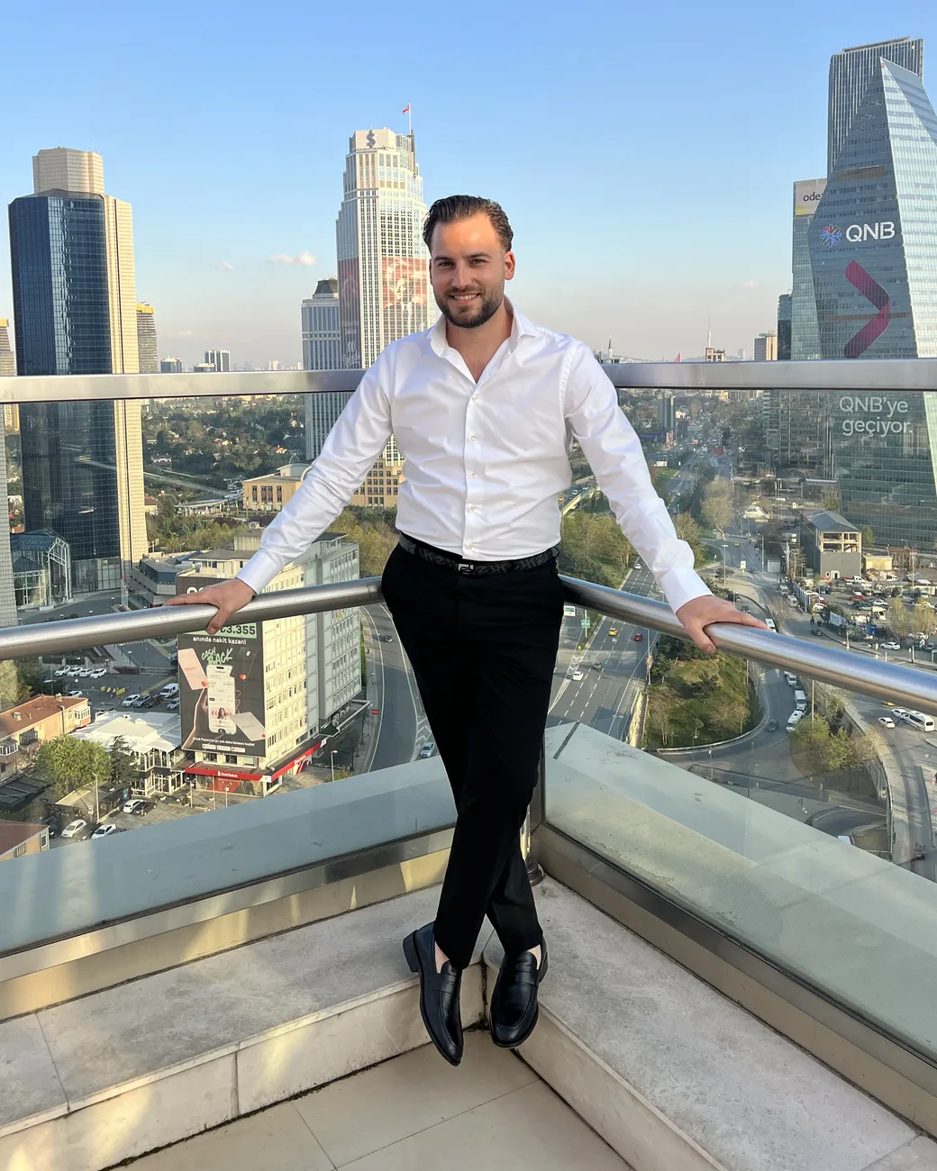 Bunyamin op een dakterras met de skyline van Istanbul